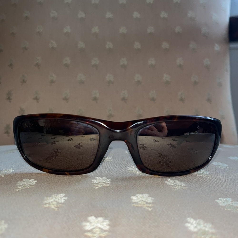 Maui Jim stingray sunglasses in very good condition. - Picture 2 of 10
